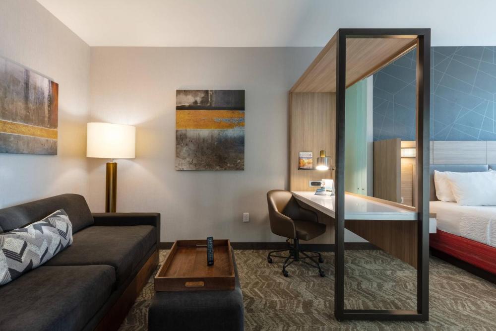 Queen Suite with 2 Queen Beds interior